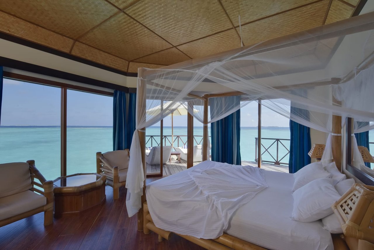 Water Bungalow: bedroom with lagoon view