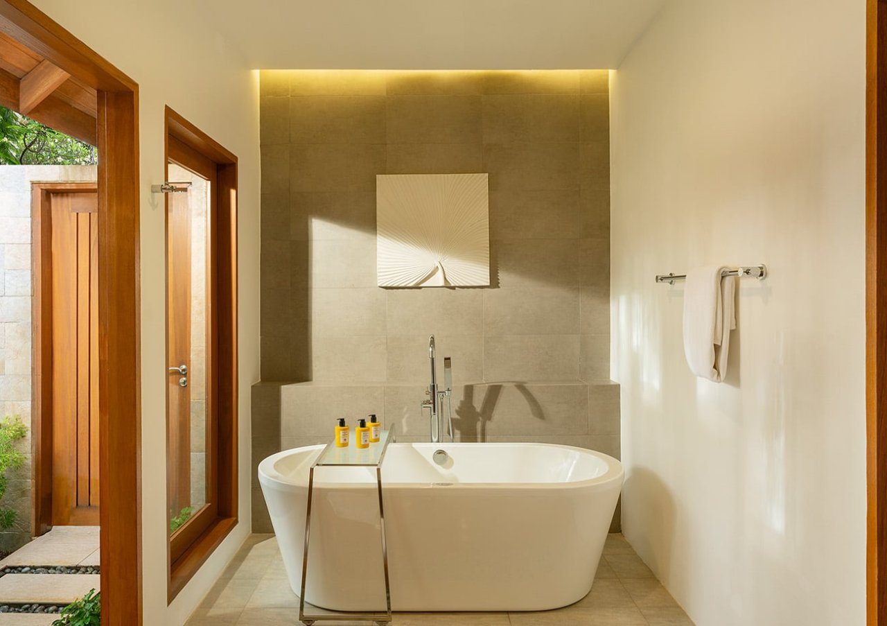 Bathroom with free-standing tub