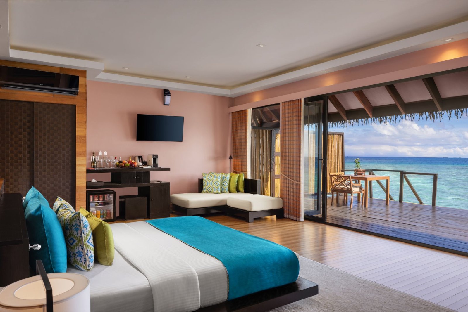 Overwater Villa with Jacuzzi: bedroom