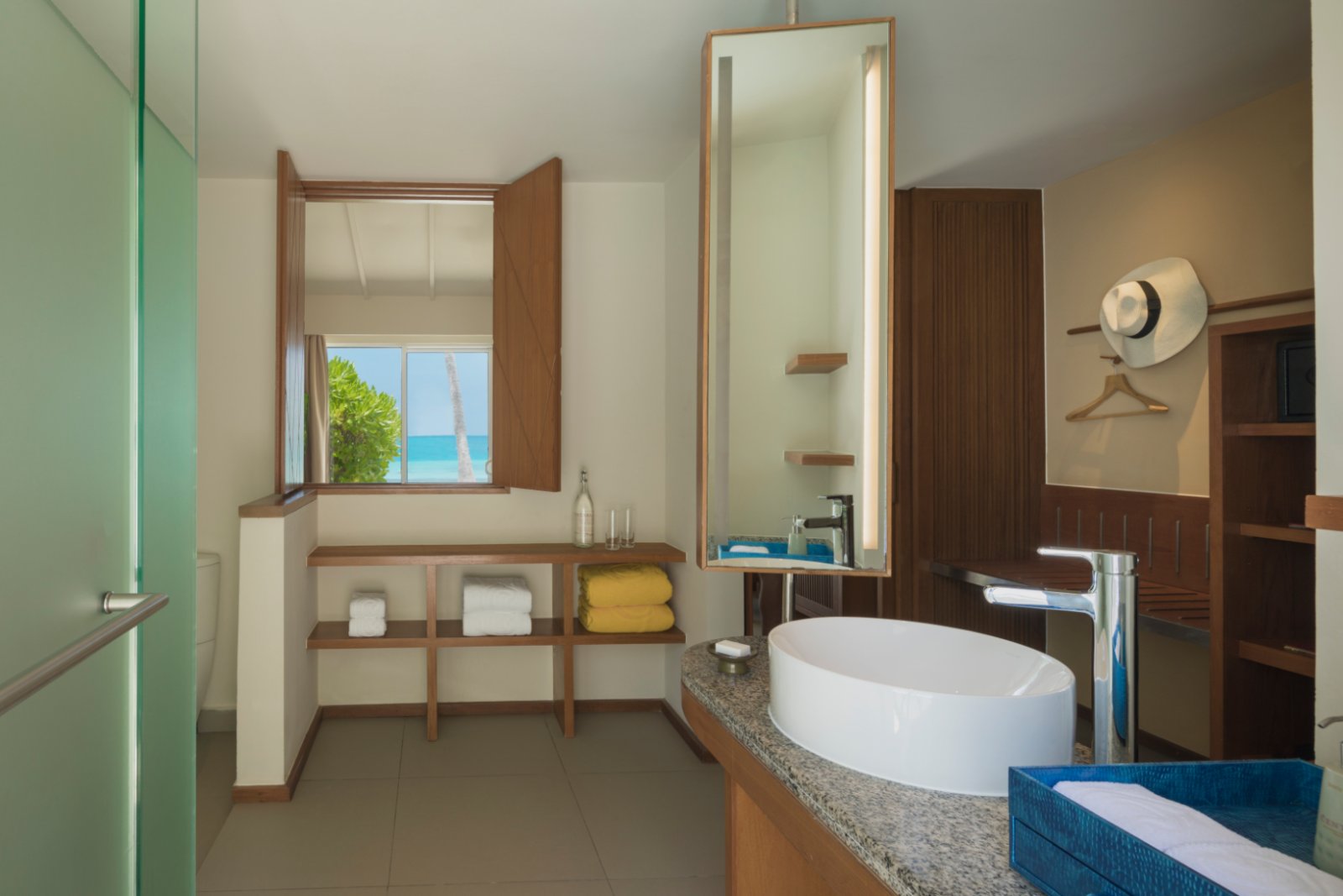 Lagoon View Beach Villa with Swirl Pool: bathroom