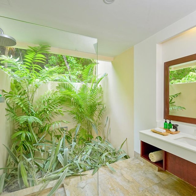 Superior Beach: garden bathroom