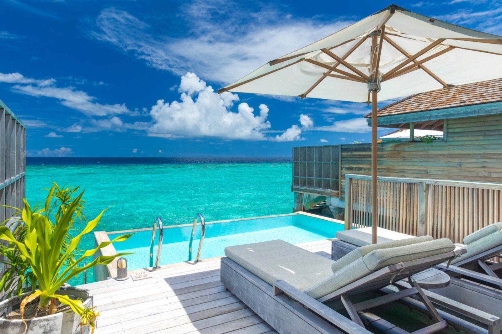 Ocean Pool Villa: villa terrace and private pool over the ocean