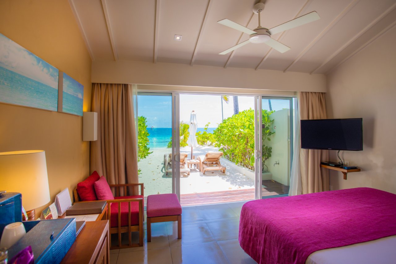 Lagoon View Beach Villa: bedroom and desk