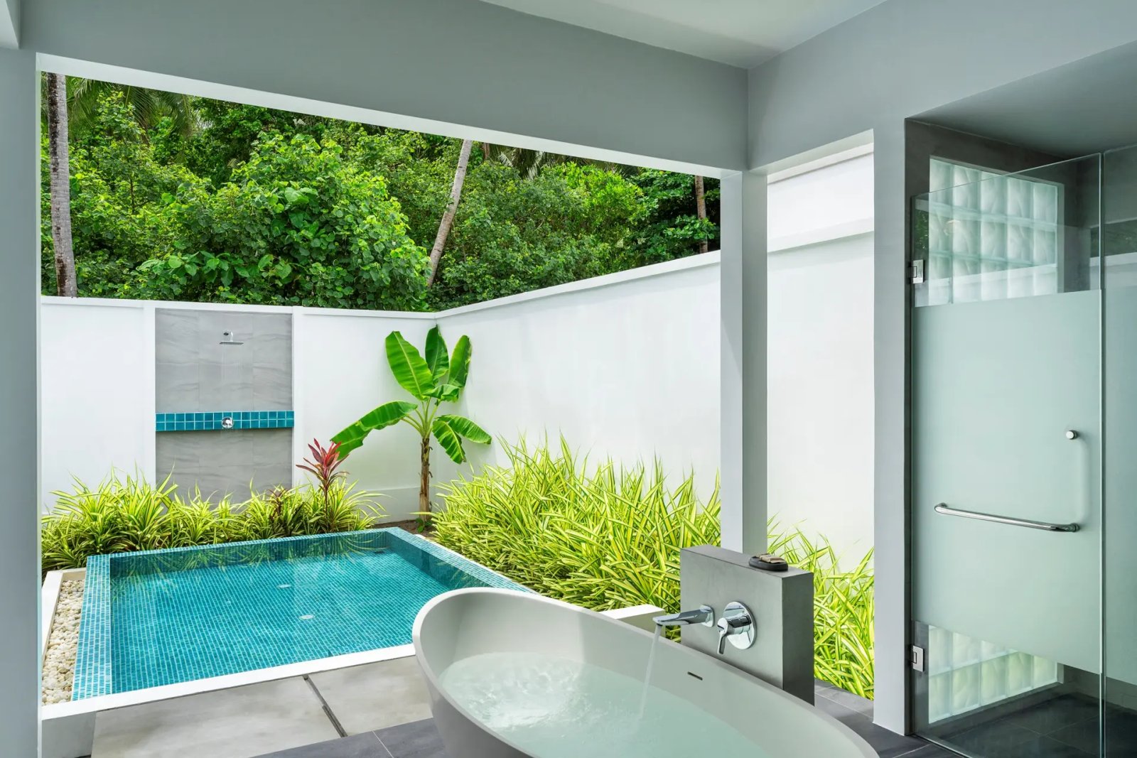 Garden pool and bathtub