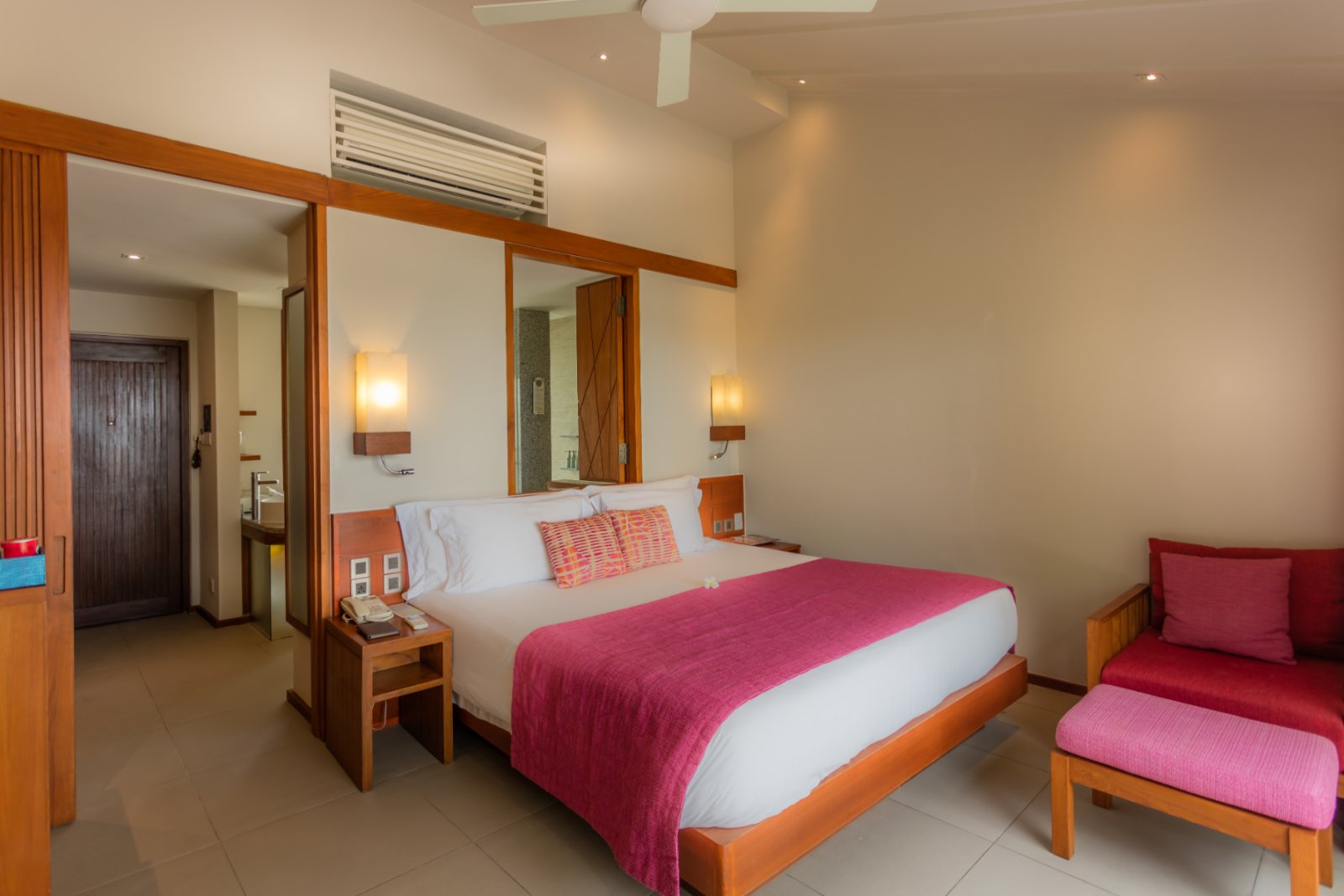 Lagoon View Beach Villa with Swirl Pool: bedroom