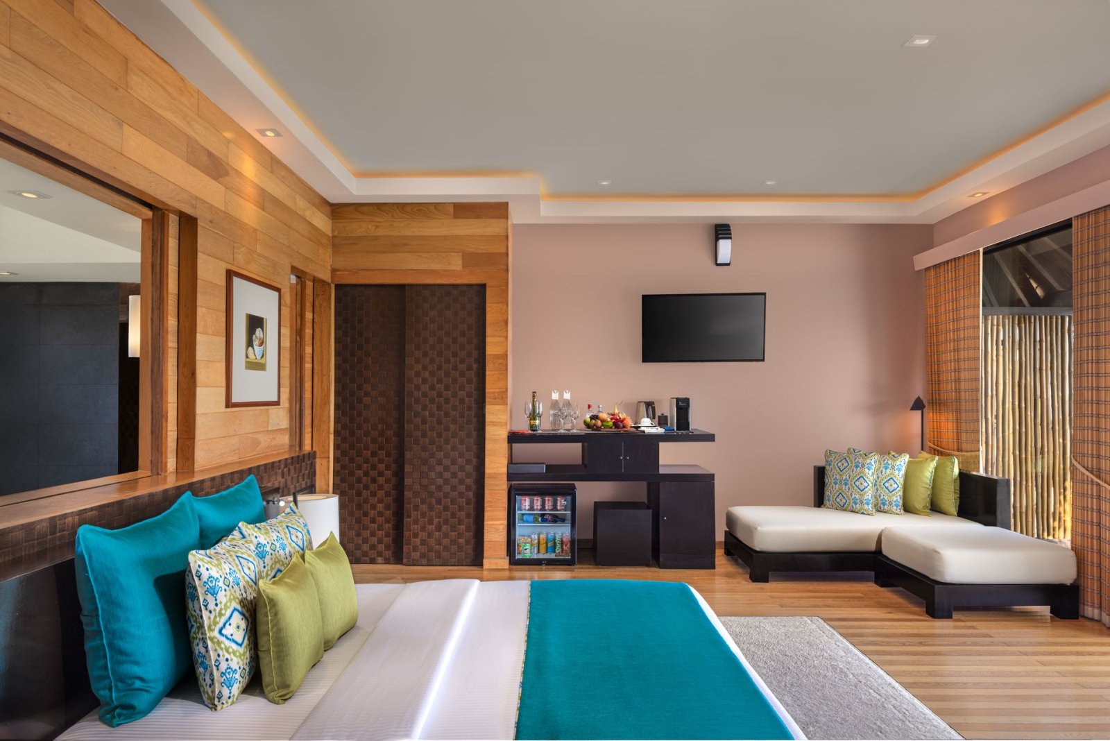Sunrise Water Villa with Private Pool and Jacuzzi: bedroom