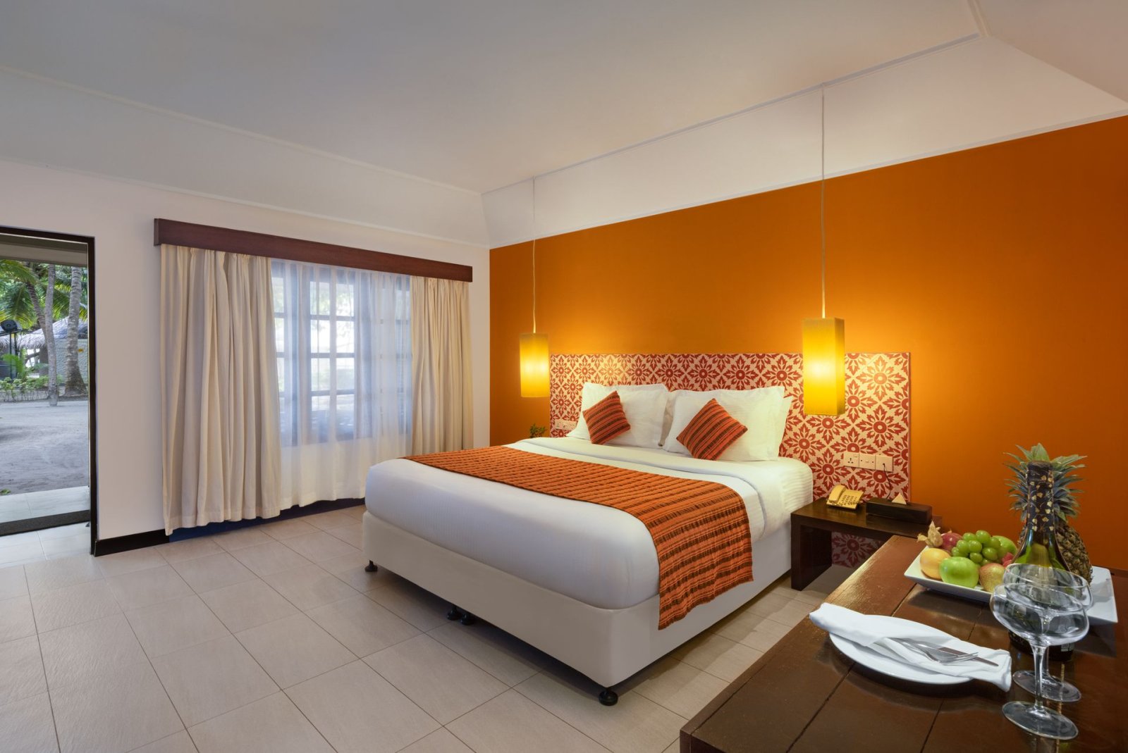 Garden Villa: bedroom with fruit platter