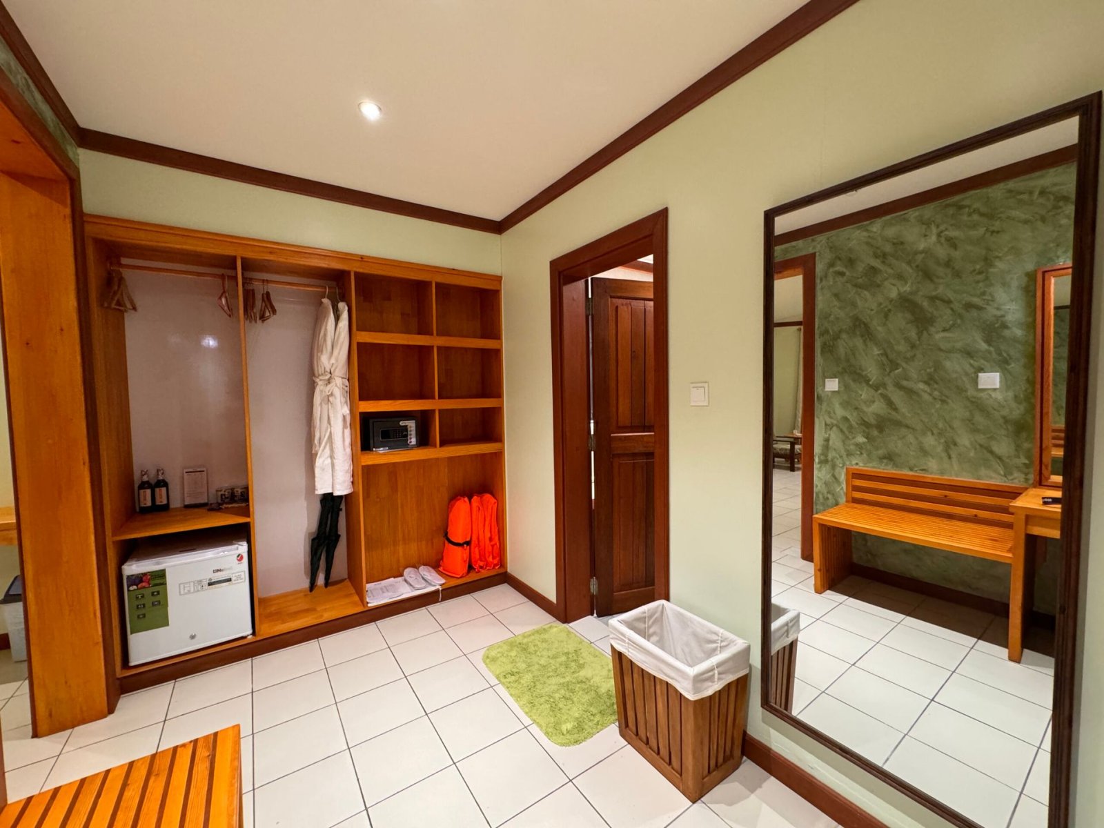 Deluxe Superior: wardrobe and dressing area