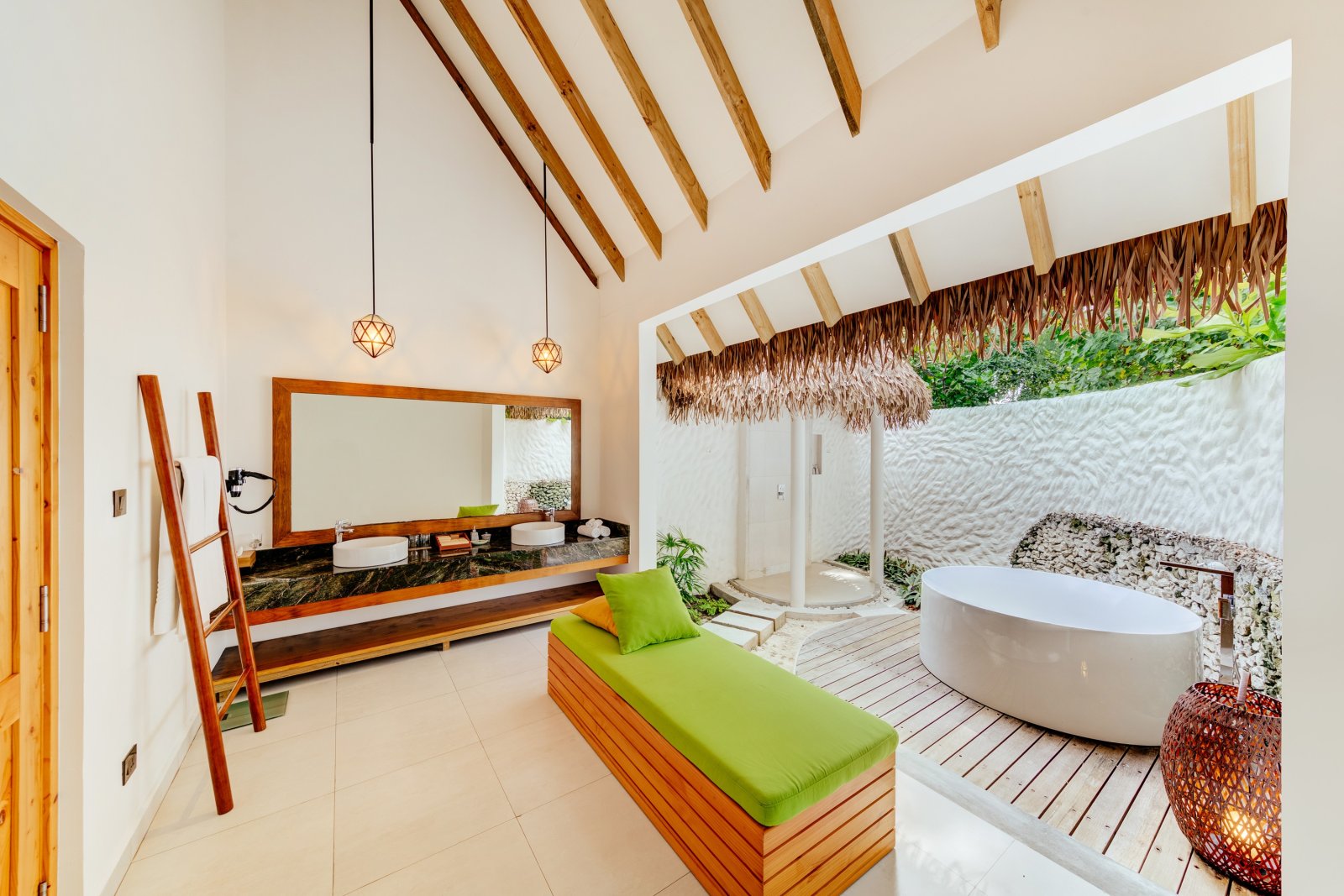 Junior Beach Suite: bathroom with bathtub