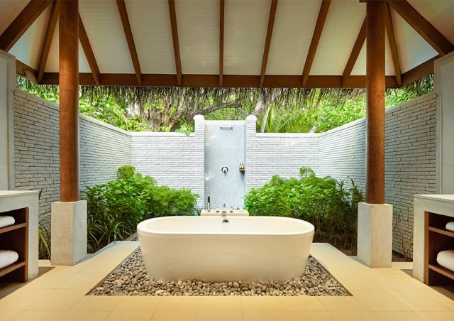 Outdoor bathtub
