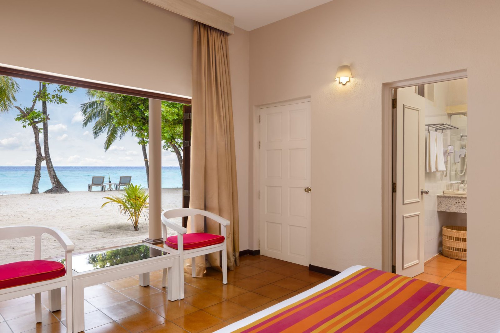 Classic Beach View Rooms: bed and beach view