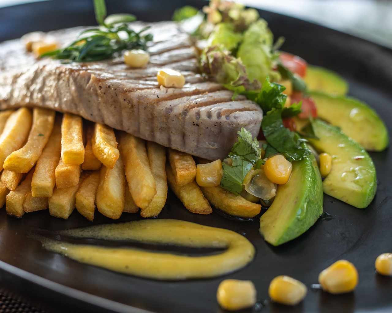Grilled tuna with avocado and chips