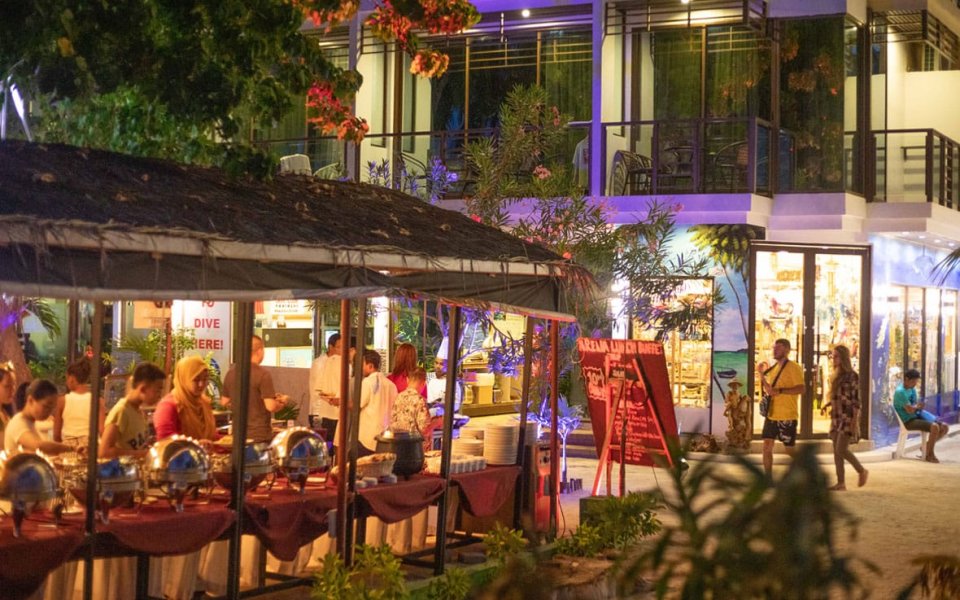 Beachfront buffet dinner at Arena Beach Hotel