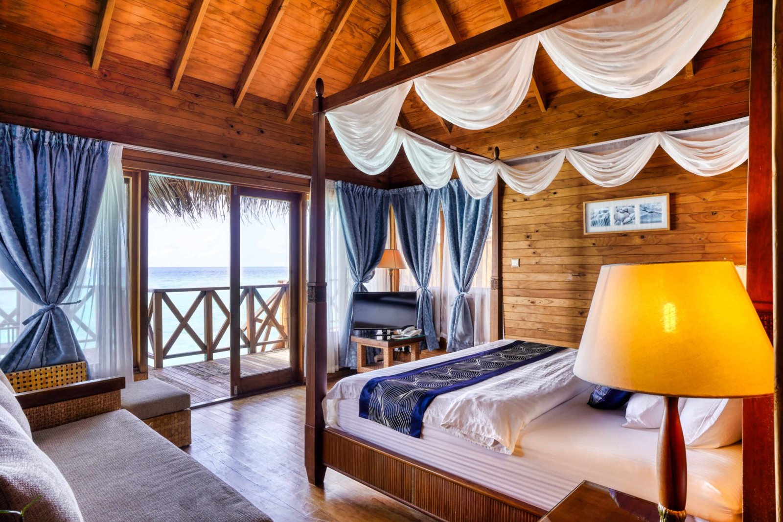 Water Villa: overwater deck
