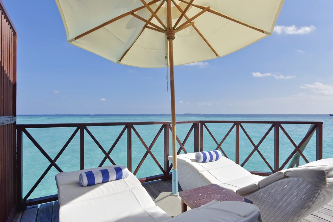 Water Bungalow: deck with sun loungers