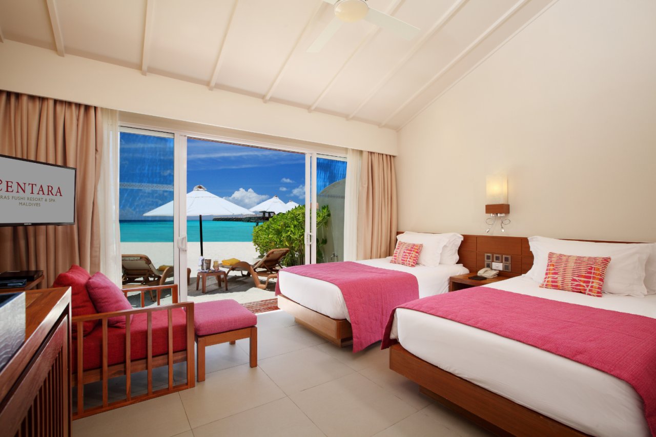 Lagoon View Beach Villa: twin beds opening to the beach