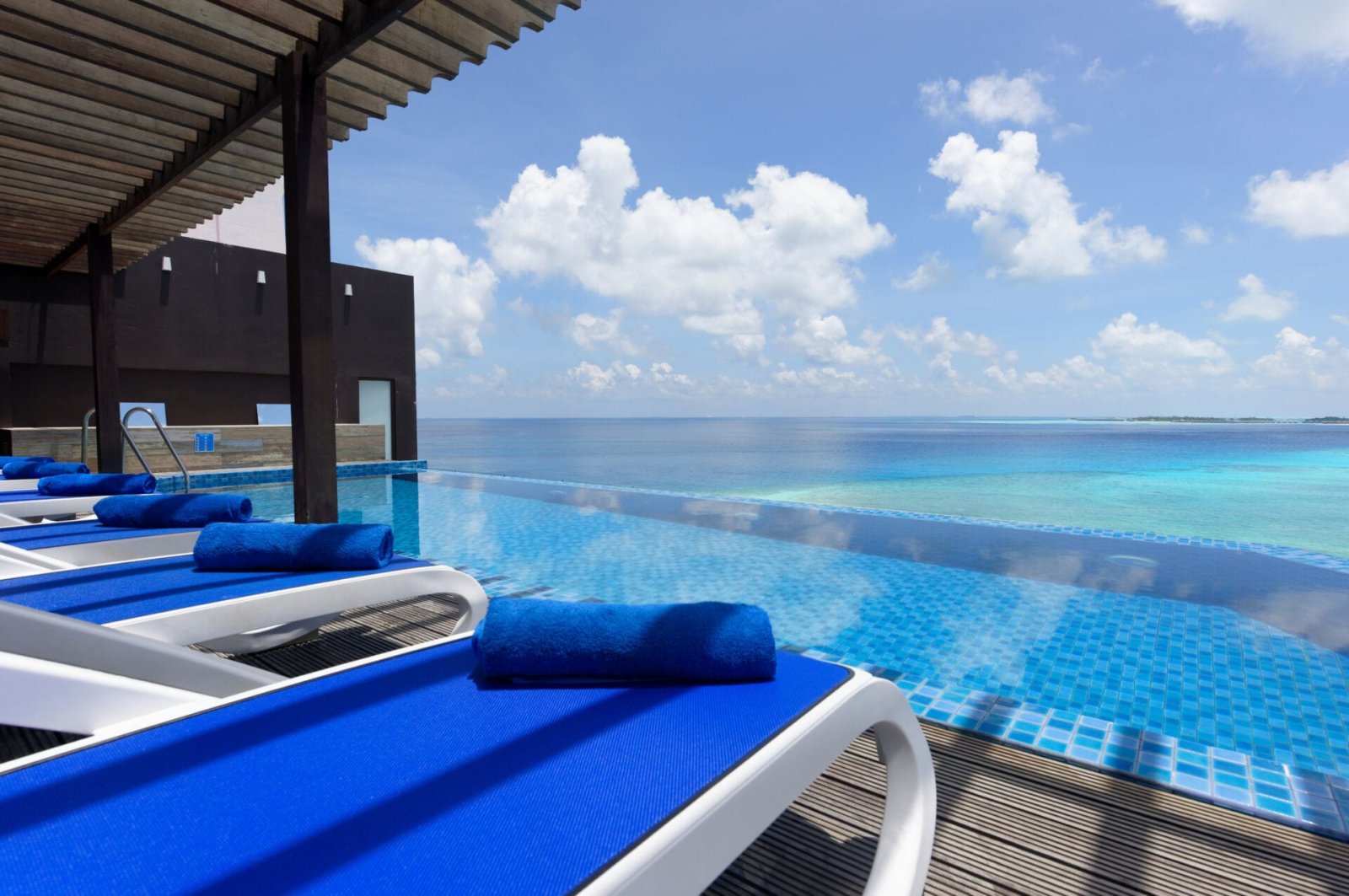 Rooftop infinity pool at Arena Beach Hotel