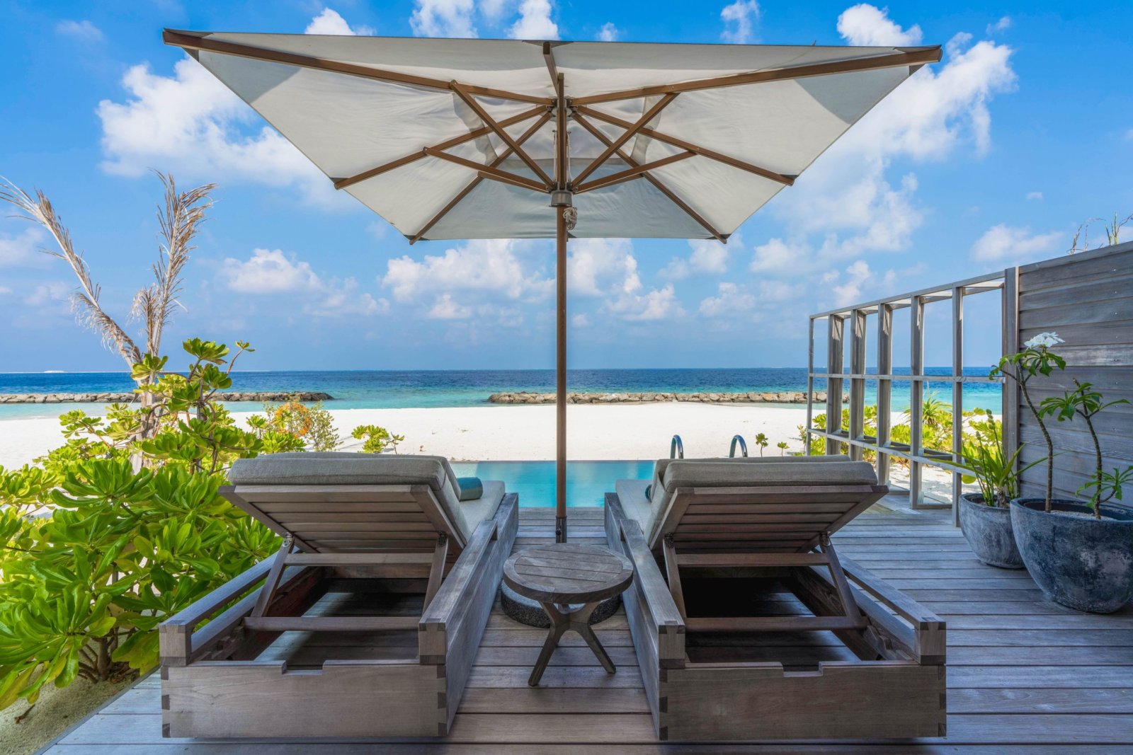 Beach Pool Villa: terrace with sun loungers on the beach