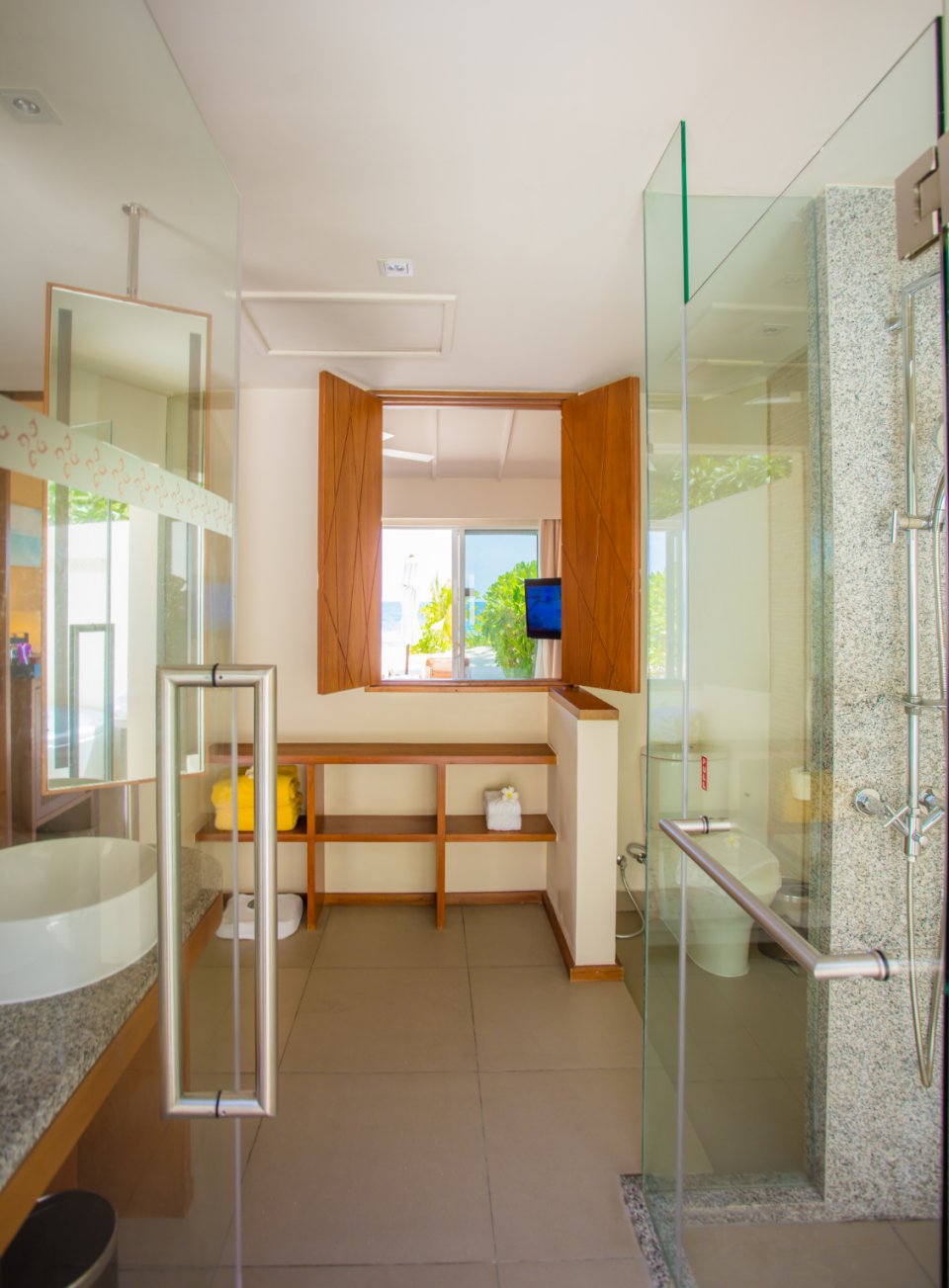Lagoon View Beach Villa with Swirl Pool: bathroom vanity