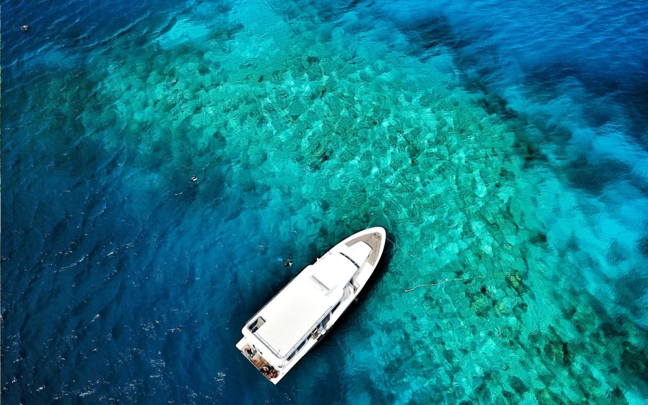 Excursion boat over the reef