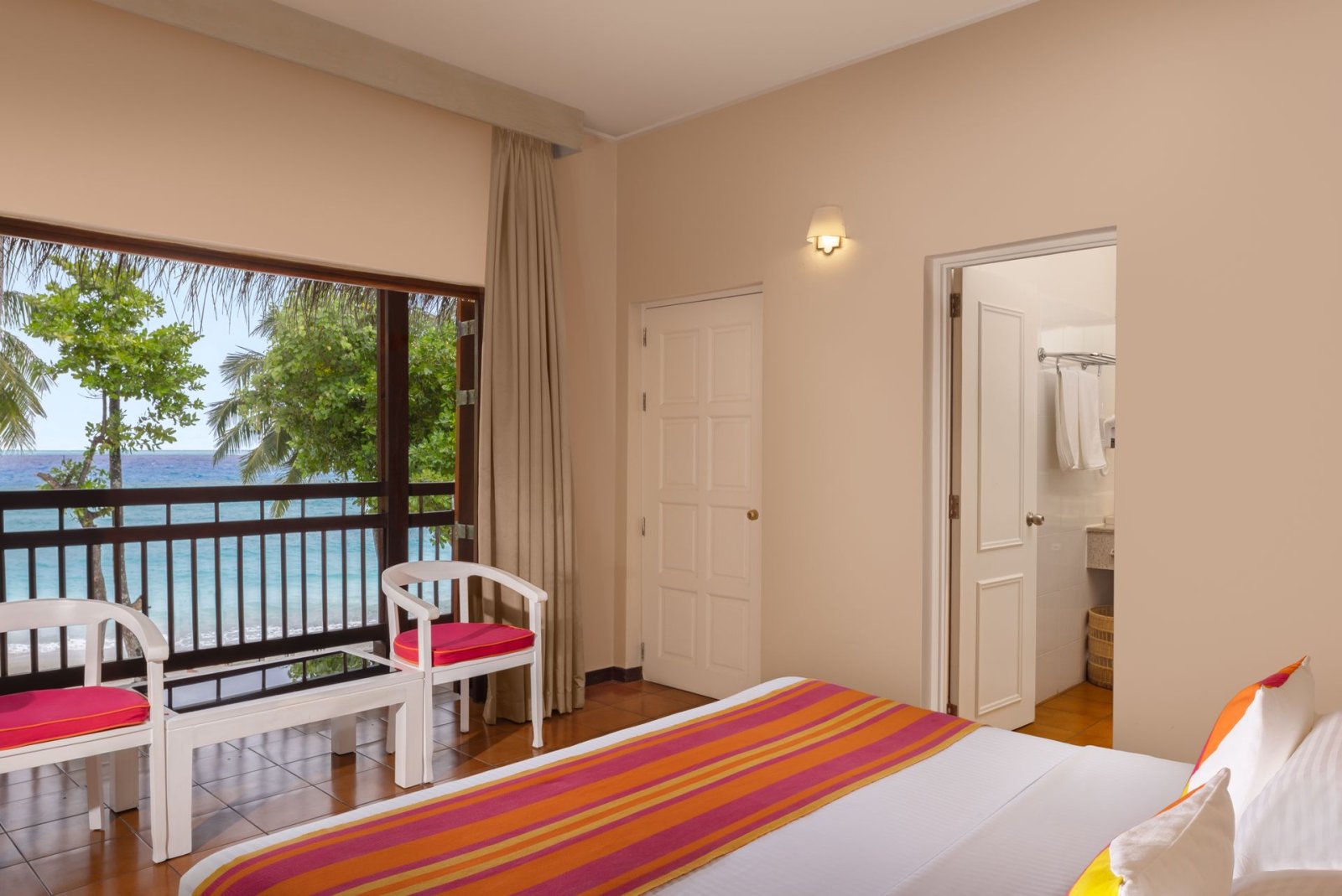 Classic Ocean View Rooms: bed and sea view
