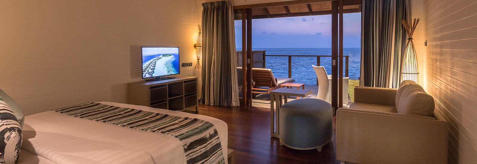 Romantic Ocean Villa - bedroom with sea view