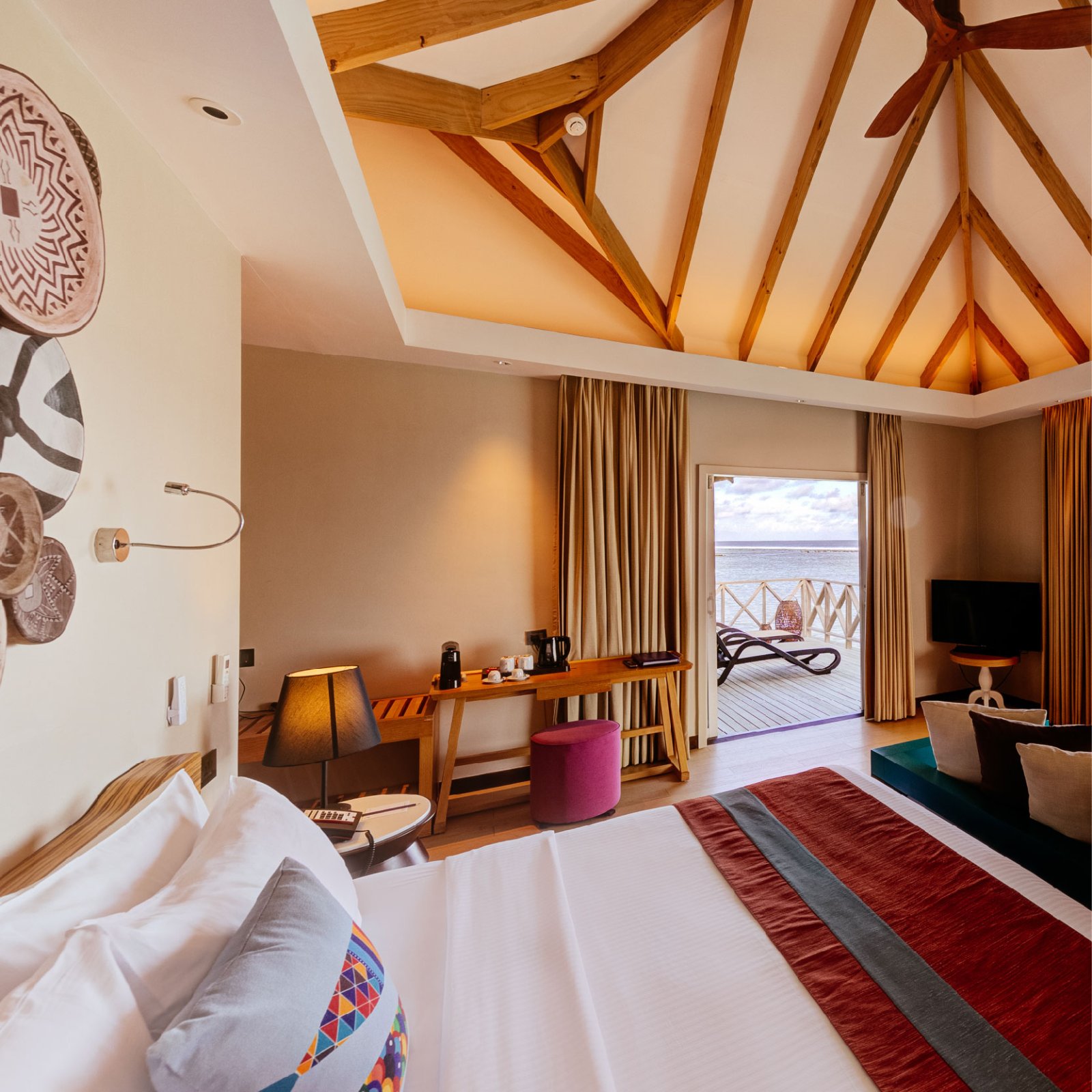 Water Bungalows: bedroom