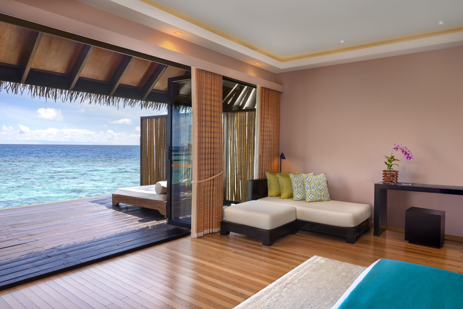 Overwater Villa with Jacuzzi: sitting area and deck