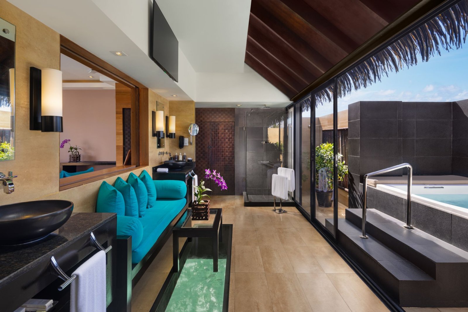 Sunrise Water Villa with Private Pool and Jacuzzi: sitting area and bathroom