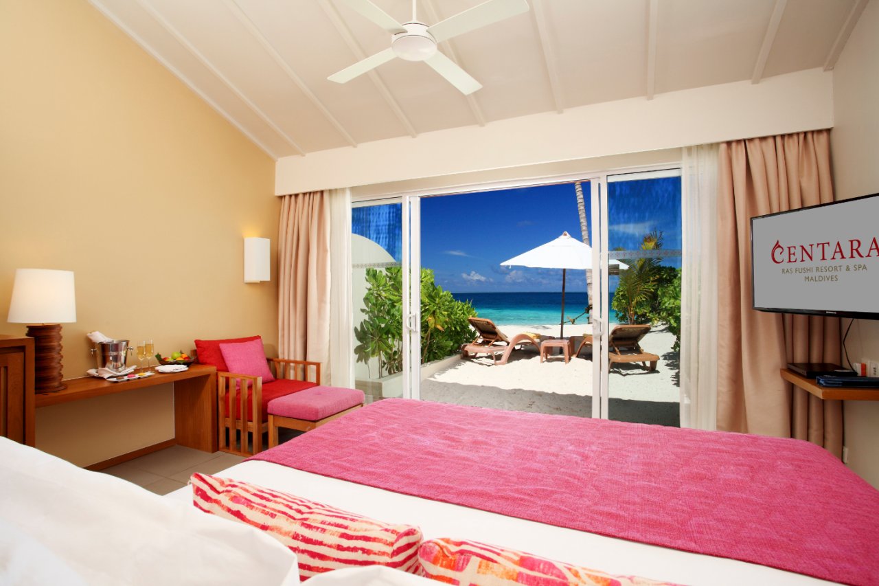 Lagoon View Beach Villa: bedroom opening to the terrace