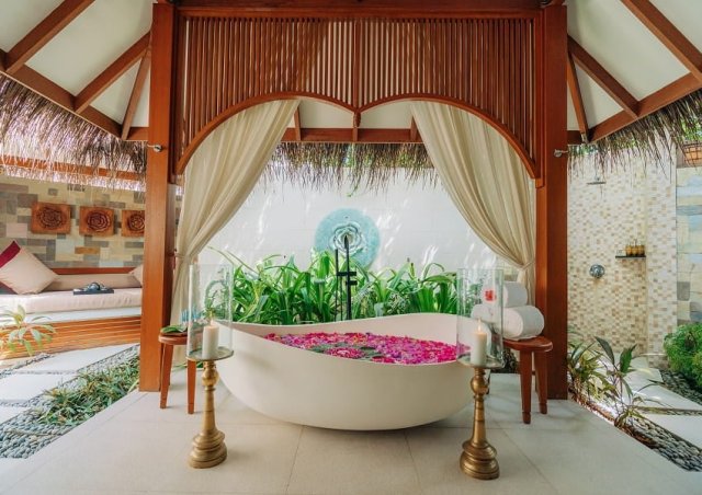 Spa bathtub pavilion