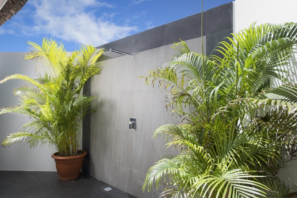Superior Water Bungalow: outdoor shower