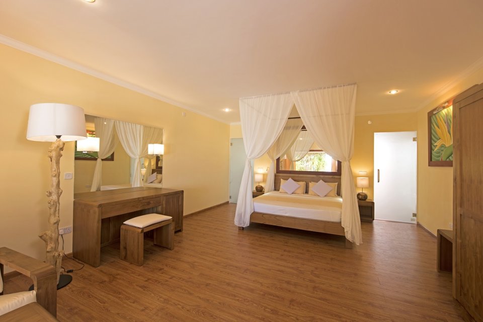 Superior Water Bungalow: bedroom