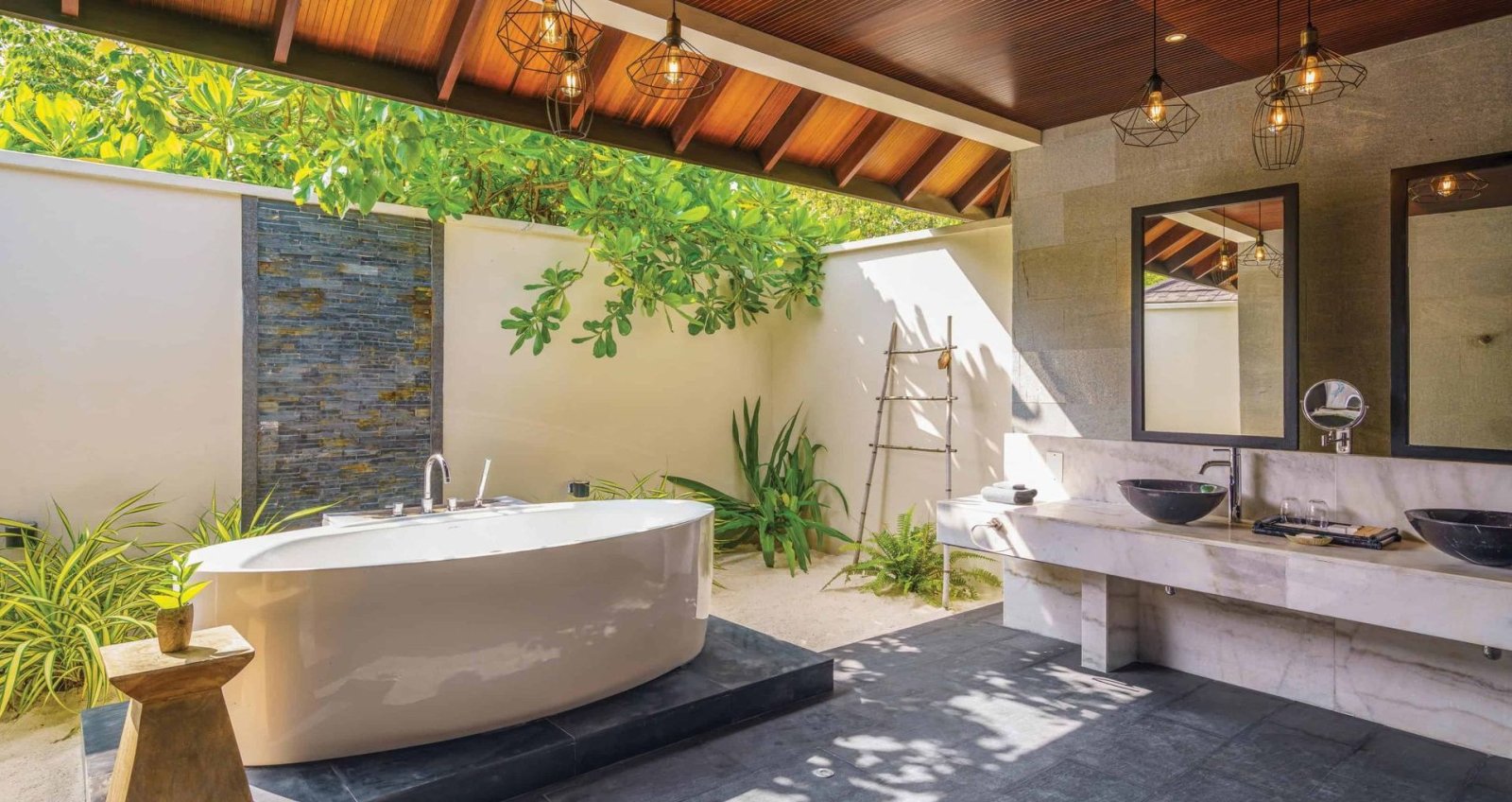 Outdoor bathroom with tub