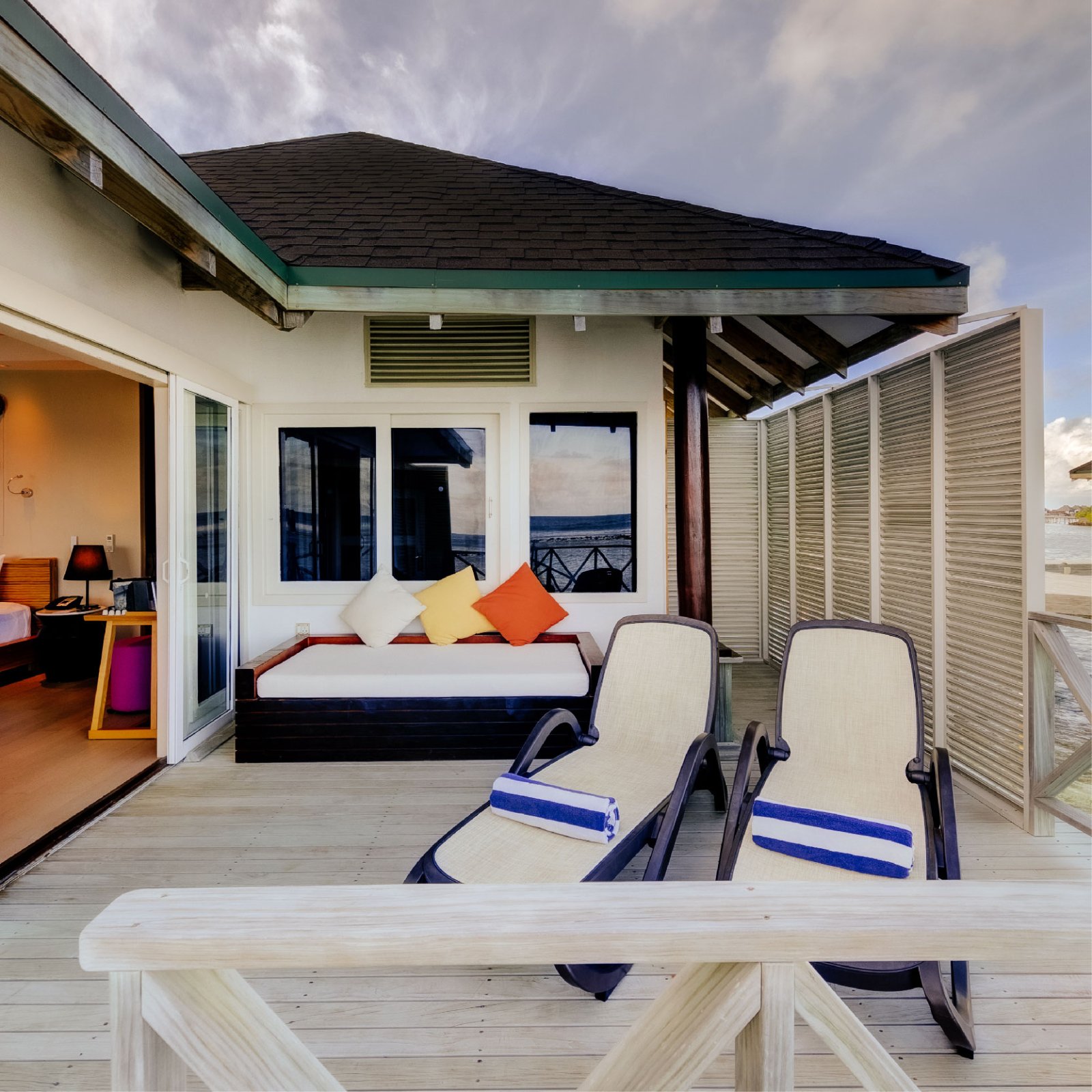 Water Bungalows: deck with sun loungers