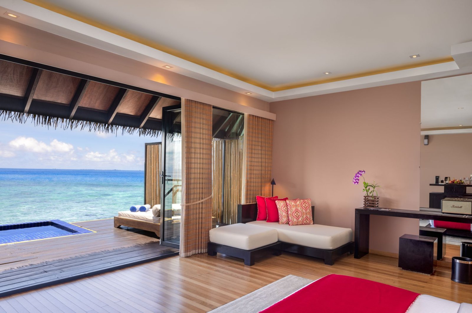 Sunset Water Villa with Private Pool and Jacuzzi: bedroom with plunge pool view