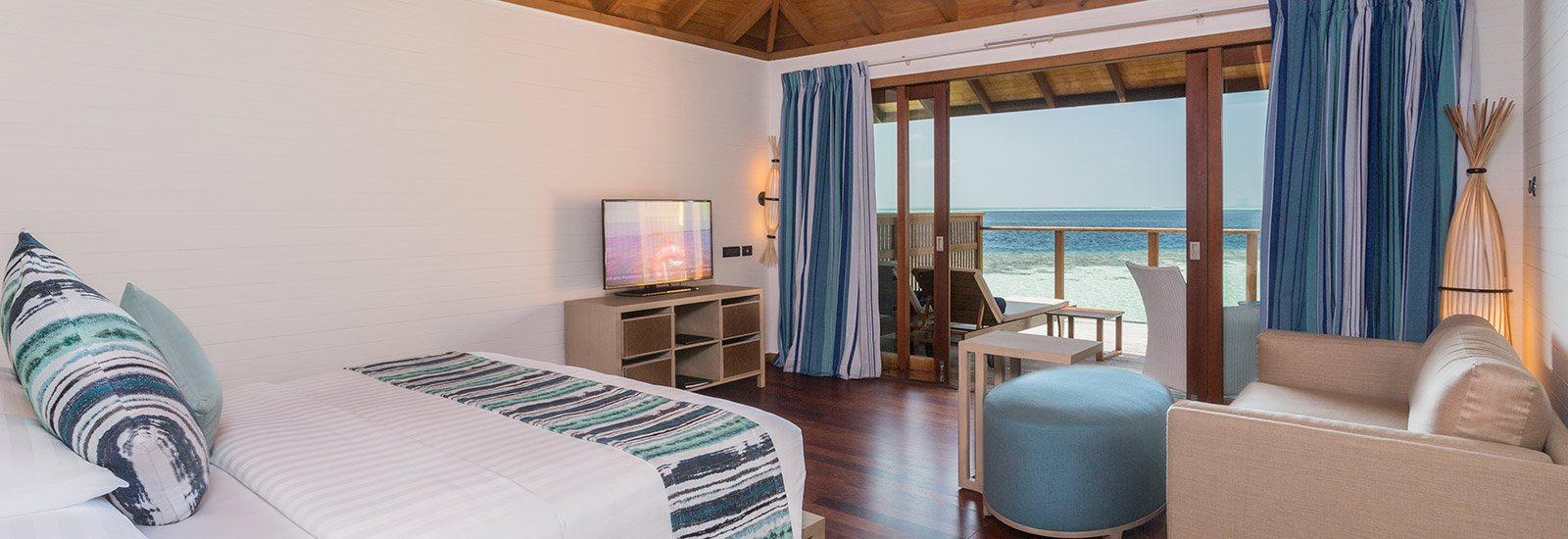 Romantic Ocean Villa - bedroom and lounge area