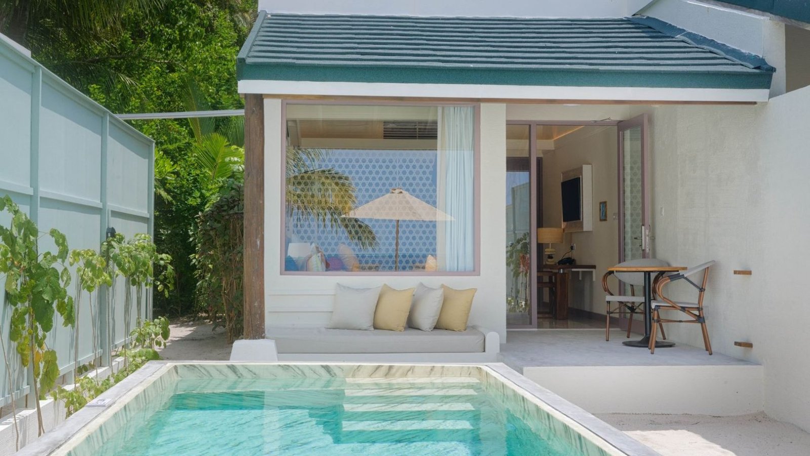 Deluxe Beach Villa with Pool - official room page photo 7