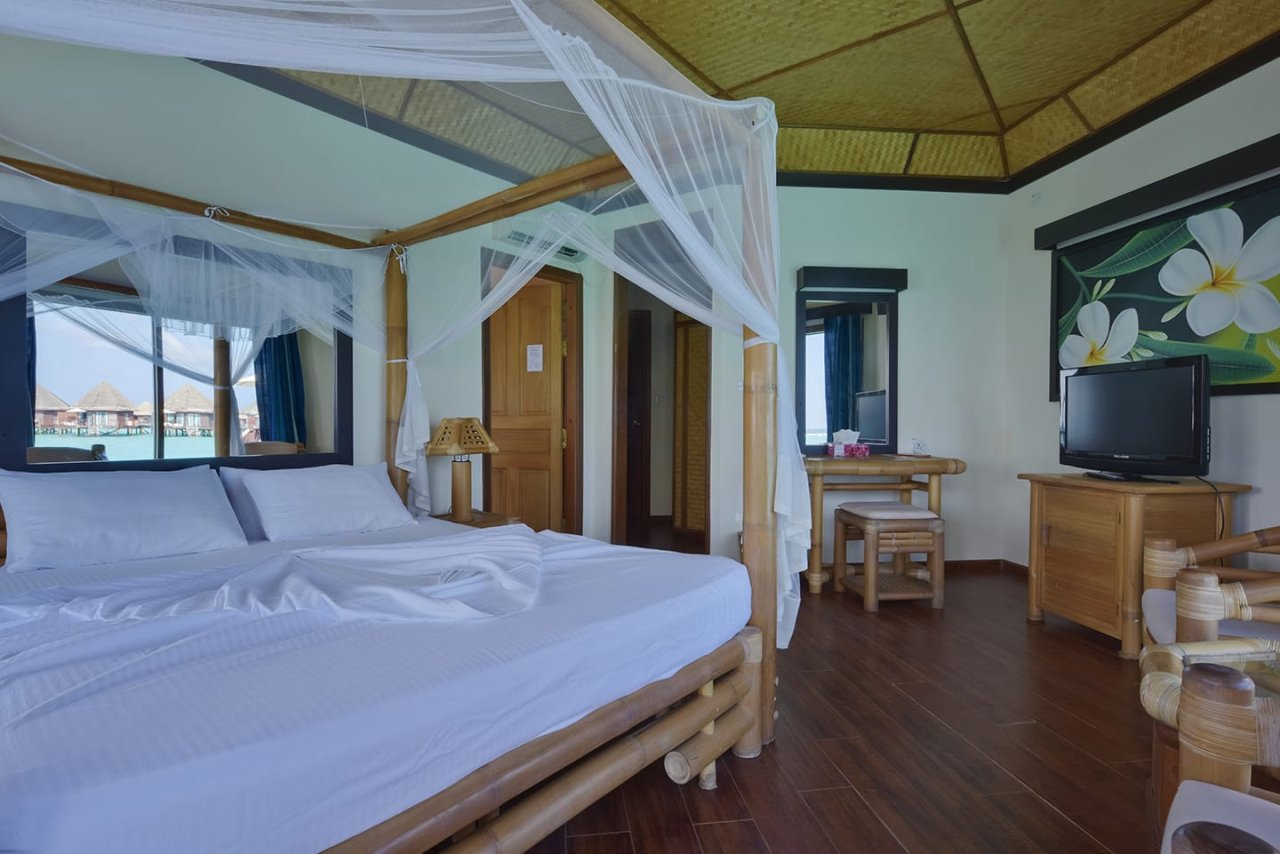 Water Bungalow: bedroom
