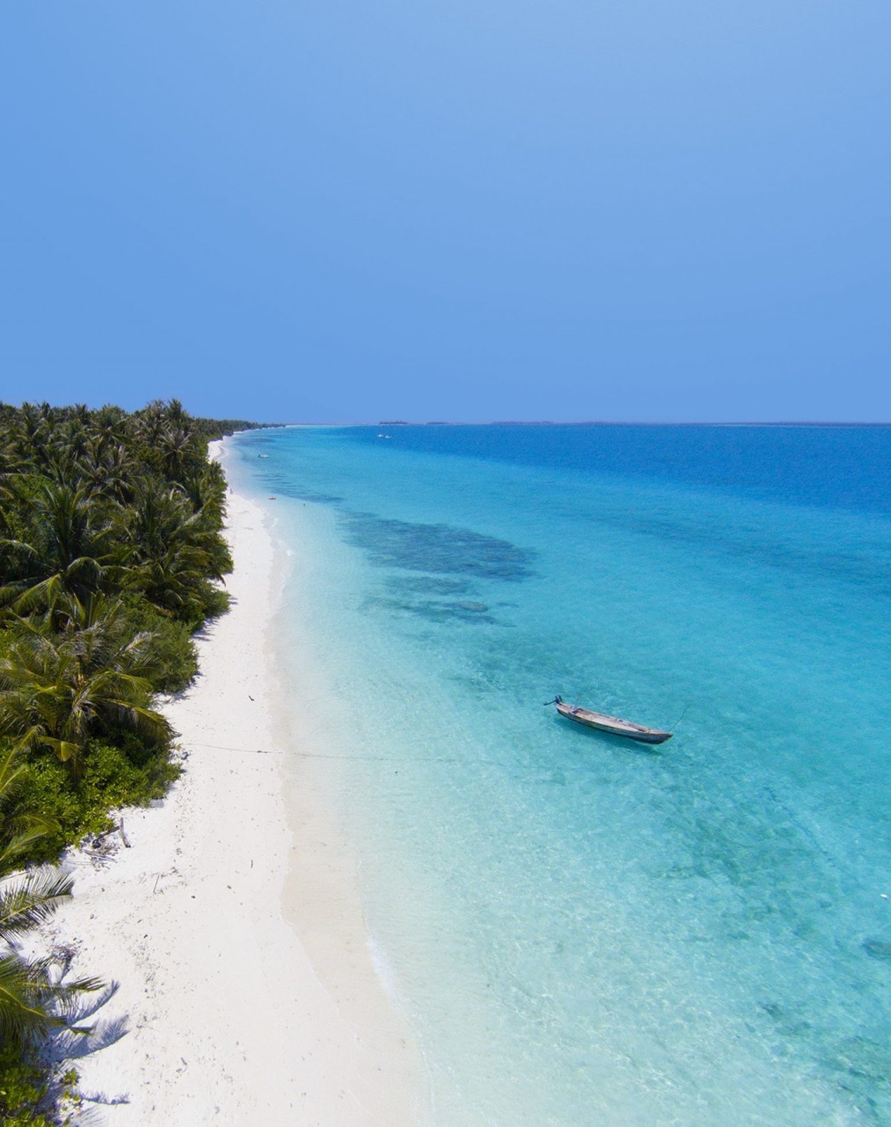 Long white beach of Dhigurah