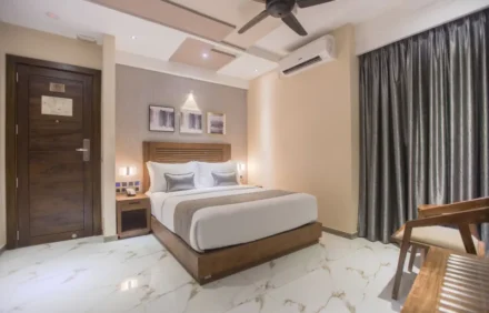 Samann Grand — Deluxe Double/Twin (Ocean View + Balcony, 20 sqm)